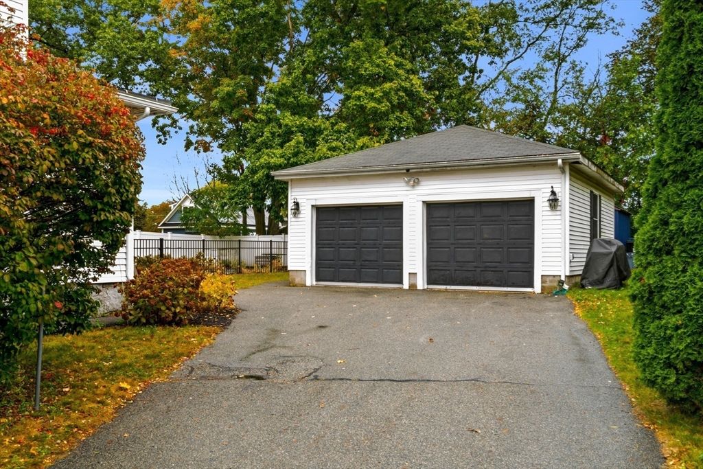 Detached Garage, Exterior