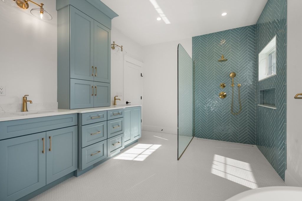 Bathroom, Dual Sink Vanities, Interior, Recessed Lighting