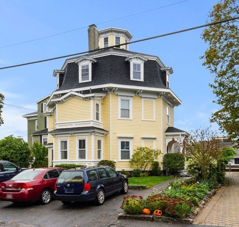Exterior, Facade, Queen Anne Victorian