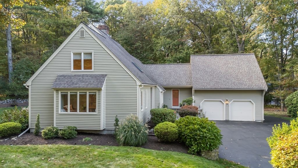 Attached, Exterior, Facade, Cape Cod