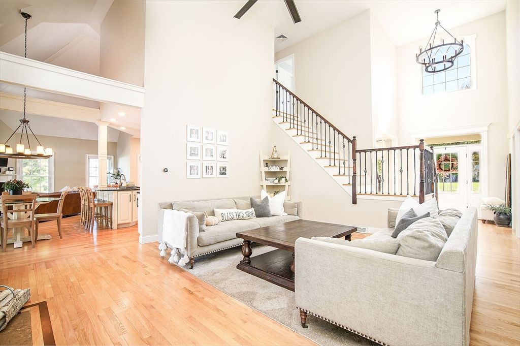 Chandelier, Dining room, Interior, Living room, Pendant Lights, Recessed Lighting, Wood Texture Flooring