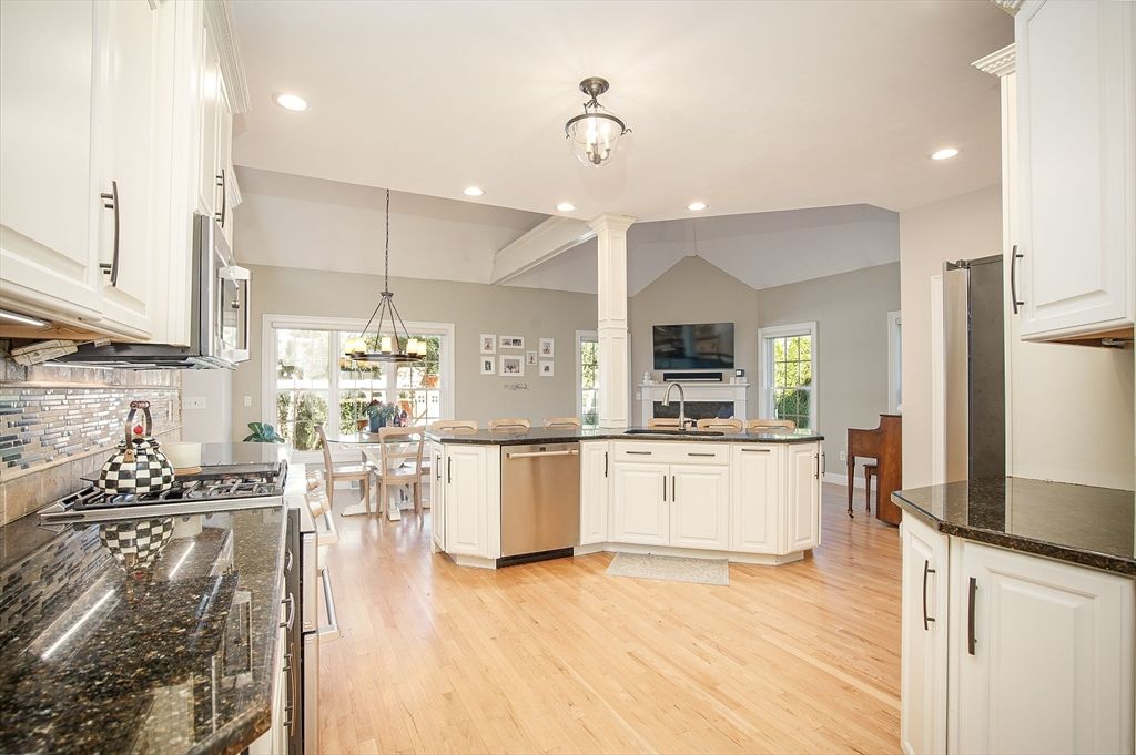 Dining room, Interior, Kitchen, Pendant Lights, Recessed Lighting, Wood Texture Flooring