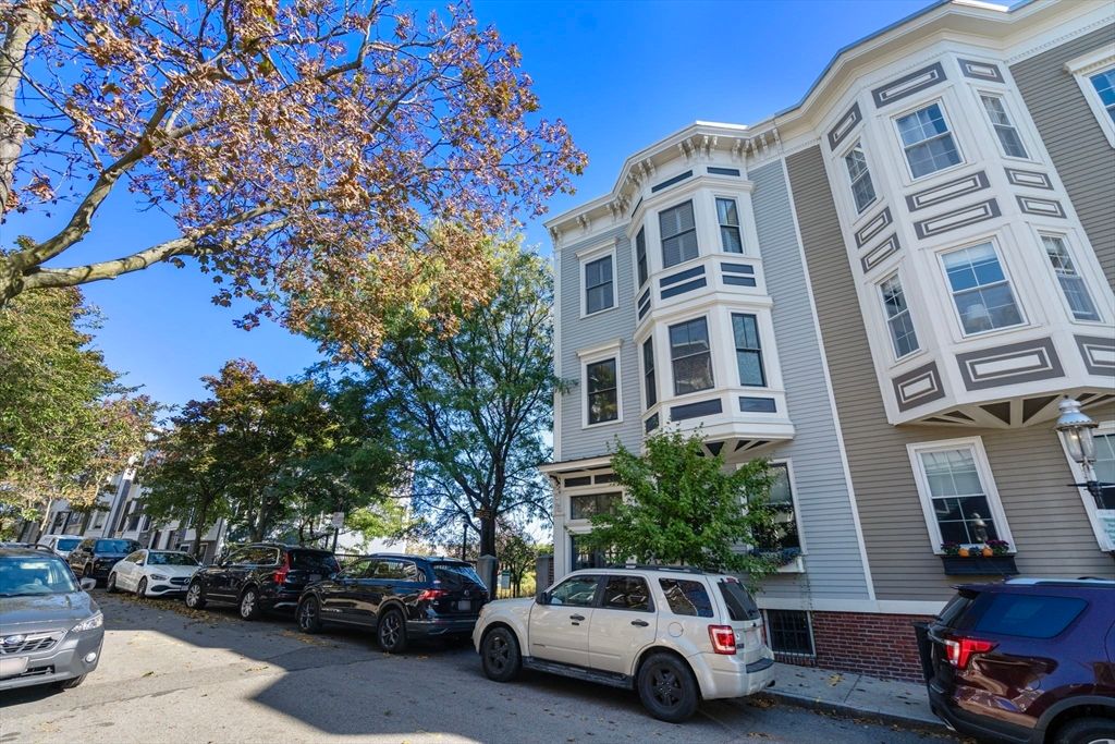 Exterior, Facade, Rowhouse
