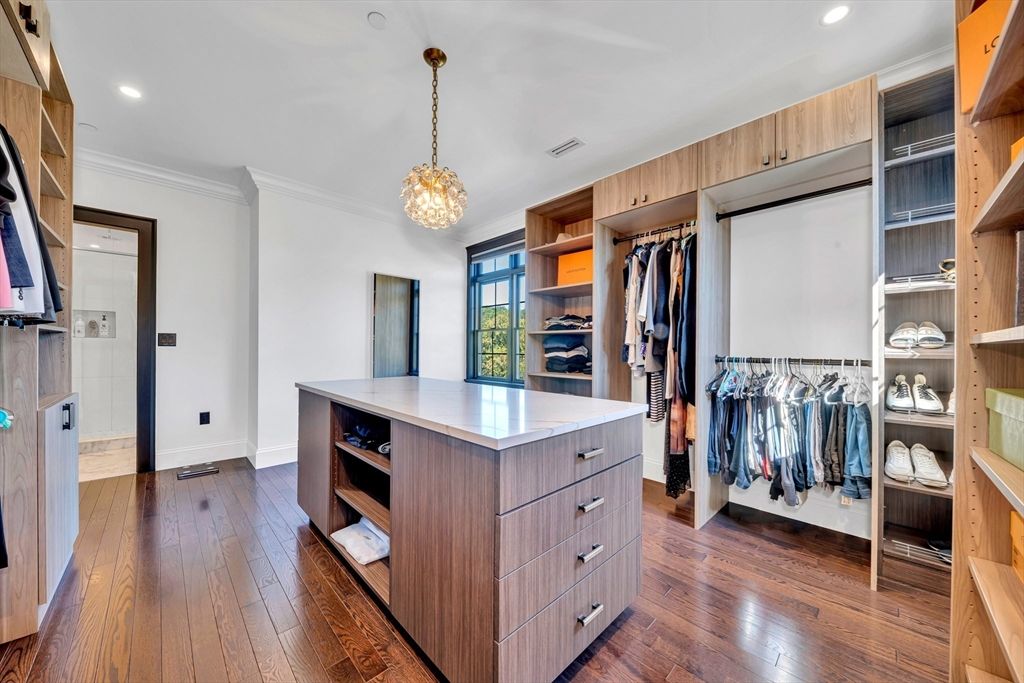 Interior, Pendant Lights, Recessed Lighting, Walk-in Closets, Wood Texture Flooring