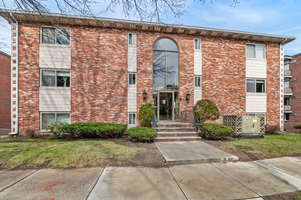 Exterior, Facade, Brick Facade, Georgian