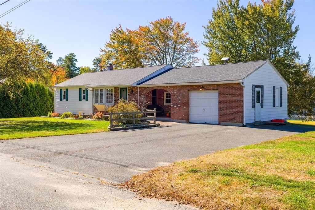 Attached, Exterior, Facade, Brick Facade, Cape Cod