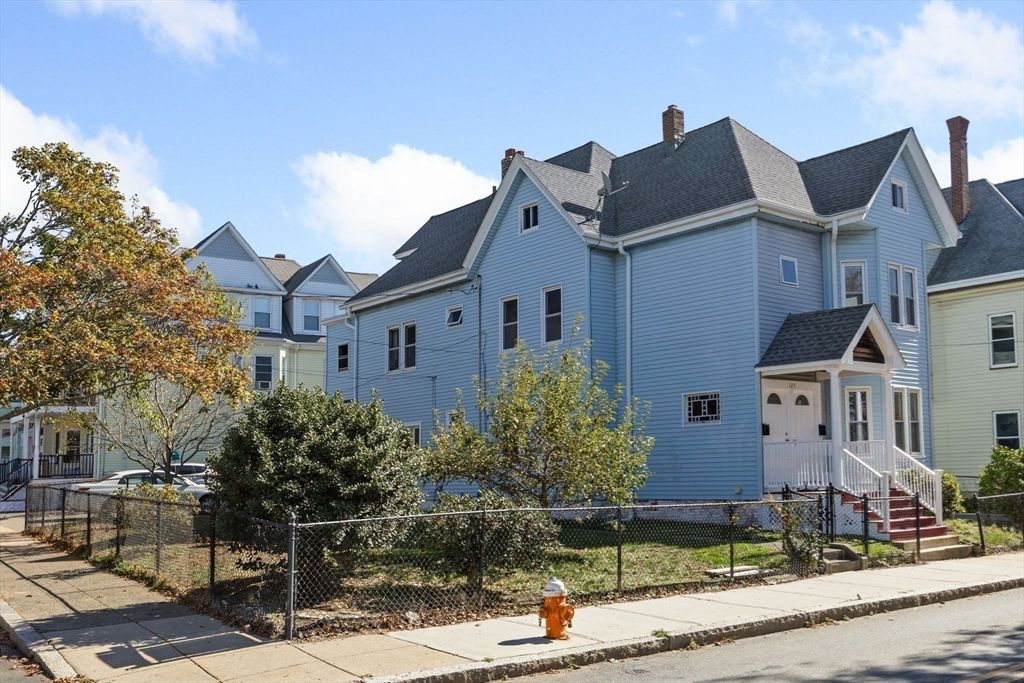 Exterior, Facade, Queen Anne Victorian
