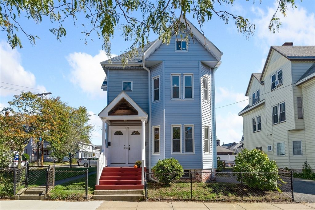 Exterior, Facade, Queen Anne Victorian