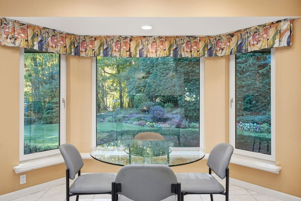 Dining room, Interior, Recessed Lighting
