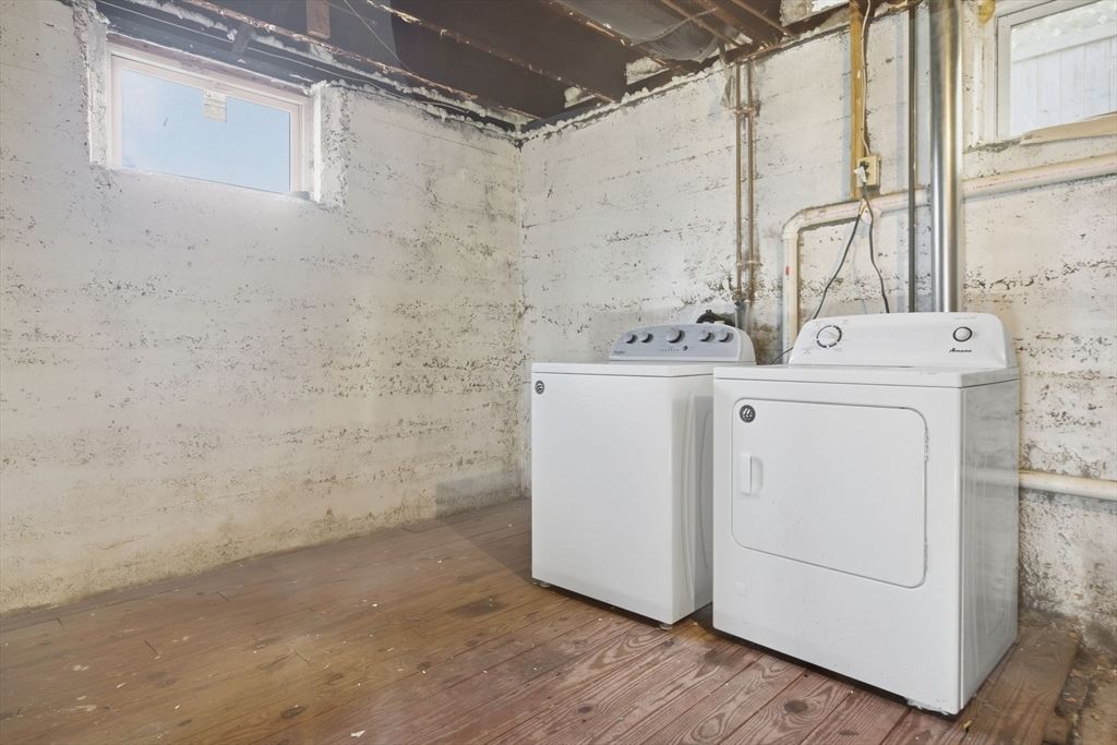 Interior, Washer, Wood Texture Flooring