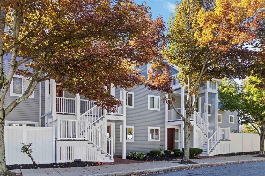 Exterior, Facade, Rowhouse