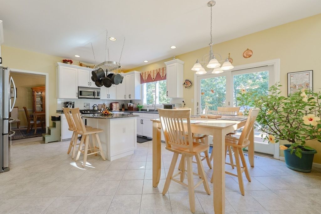 Dining room, Interior, Kitchen, Pendant Lights, Recessed Lighting, Stainless Steel Appliances