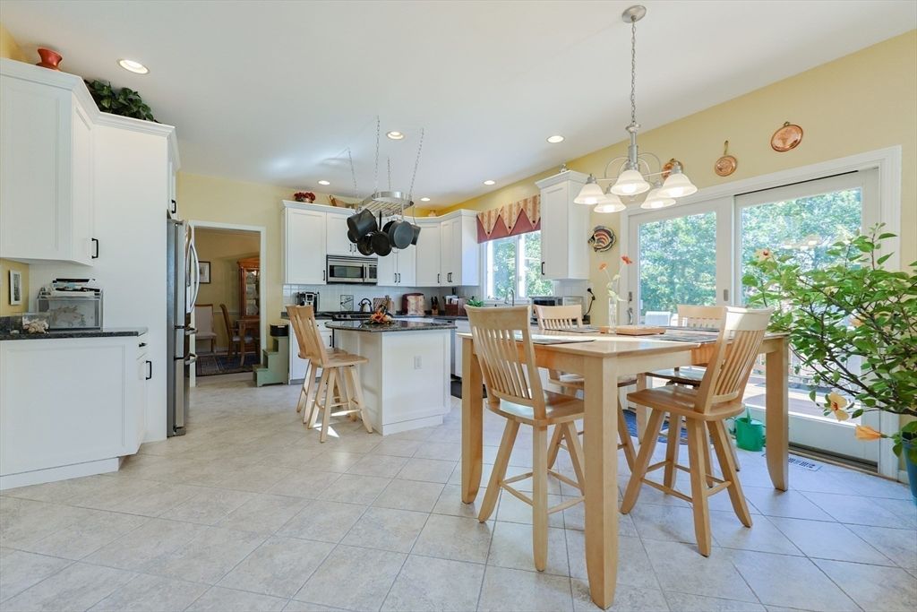 Dining room, Interior, Kitchen, Pendant Lights, Recessed Lighting, Stainless Steel Appliances