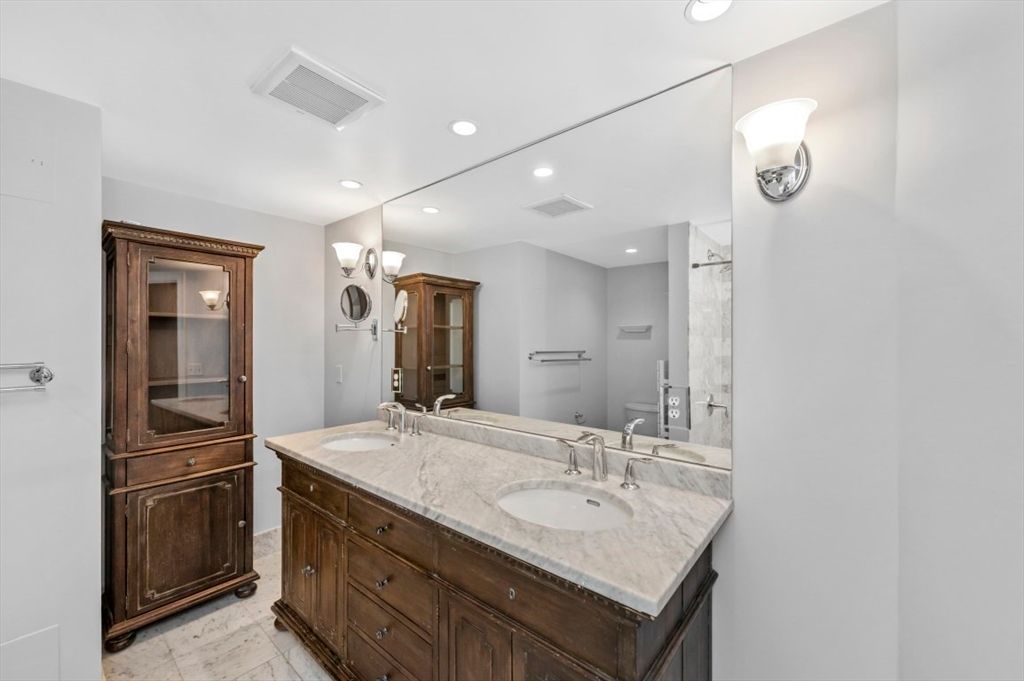Bathroom, Dual Sink Vanities, Interior, Recessed Lighting