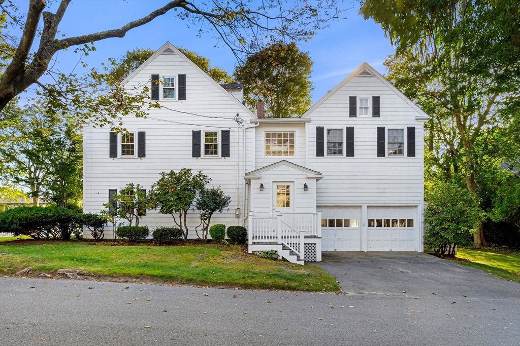 Attached, Exterior, Facade, Farmhouse
