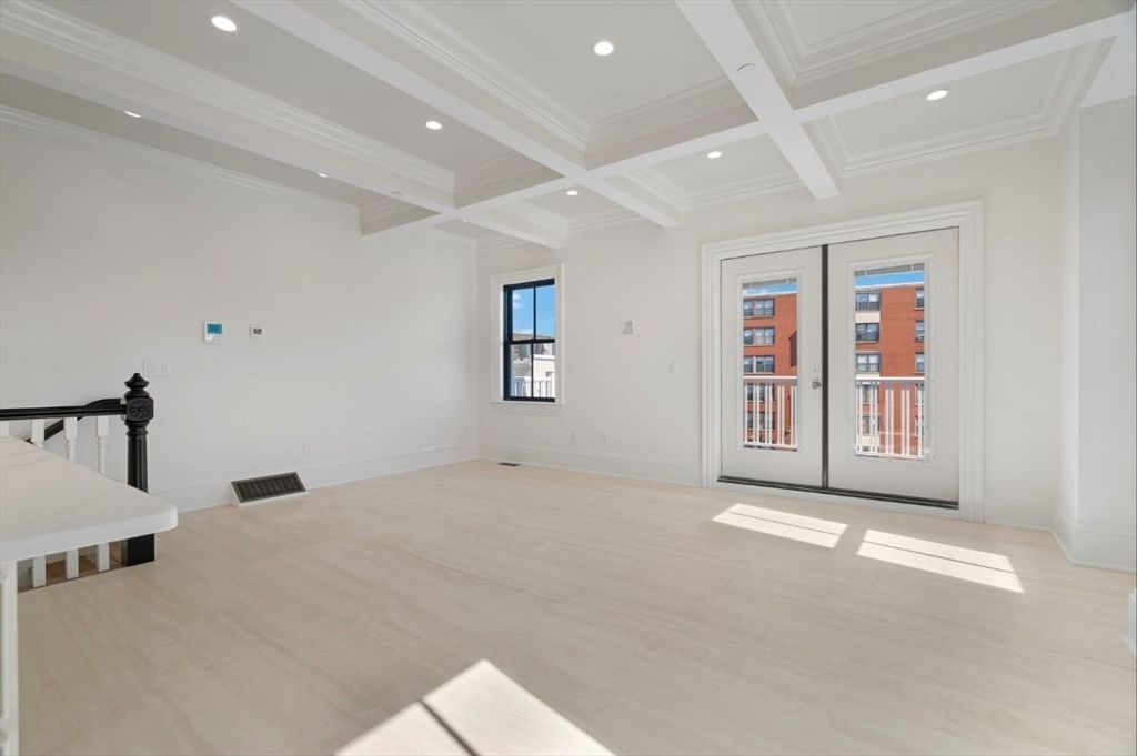Empty room, Interior, Recessed Lighting