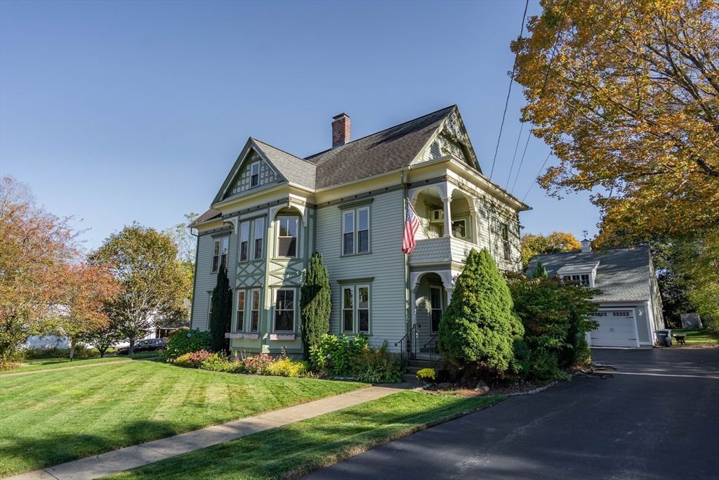 Attached, Exterior, Facade, Queen Anne Victorian