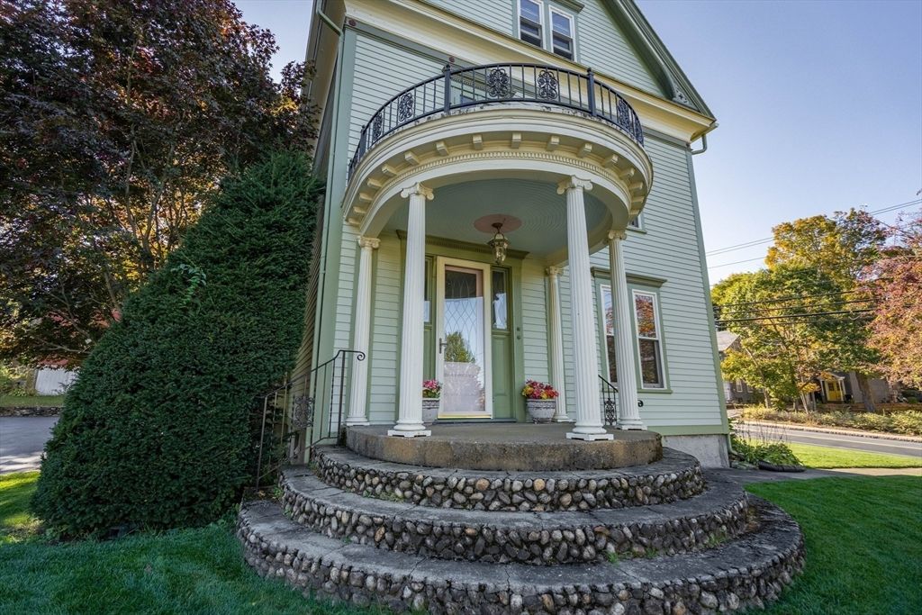 Exterior, Facade, Queen Anne Victorian