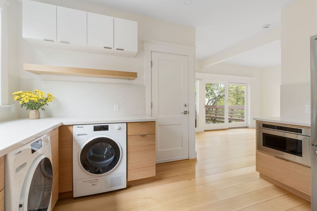 Interior, Washer, Wood Texture Flooring