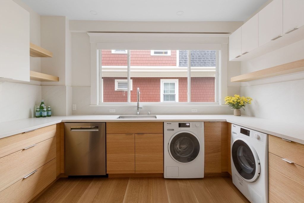 Interior, Washer, Wood Texture Flooring