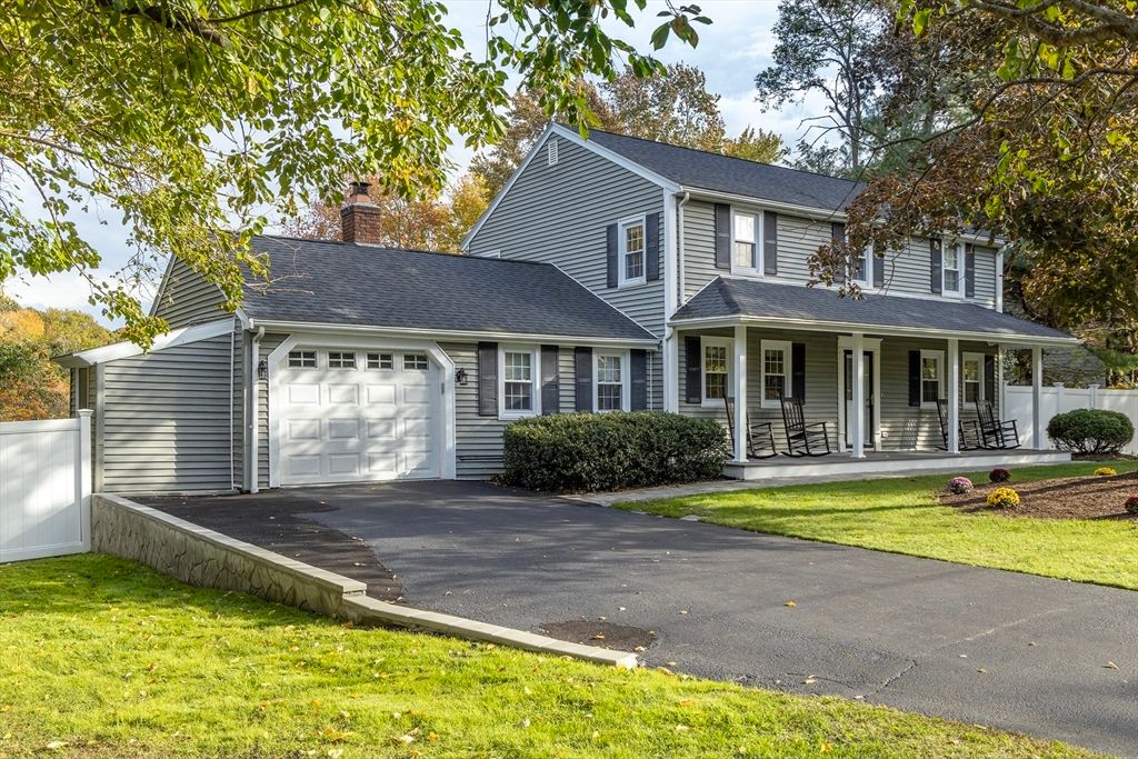 Attached, Exterior, Facade, Cape Cod