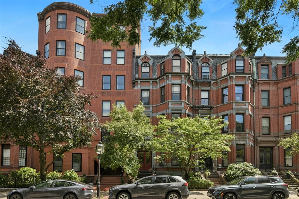 Exterior, Facade, Brick Facade, Rowhouse