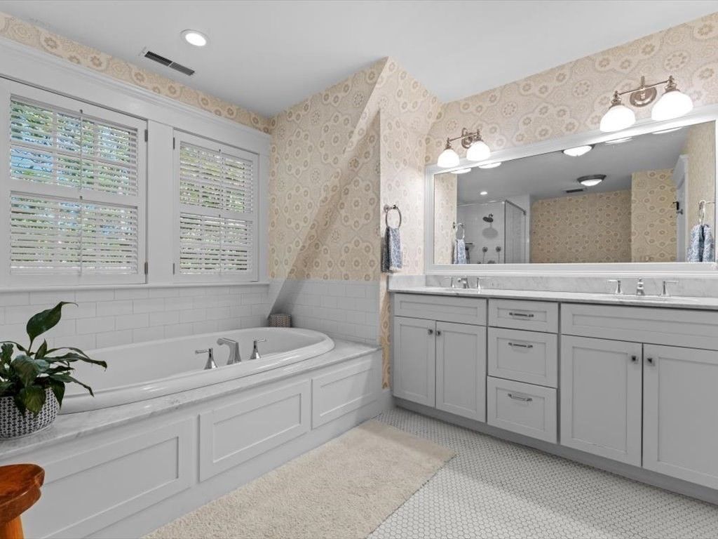 Bathroom, Dual Sink Vanities, Interior, Recessed Lighting
