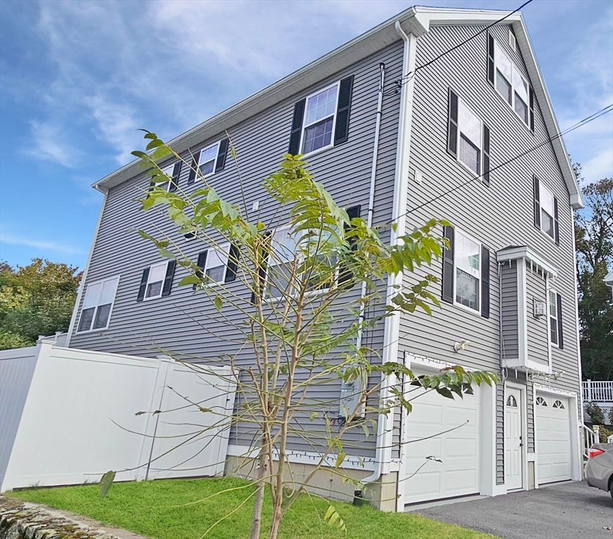 Attached, Exterior, Facade, Rowhouse