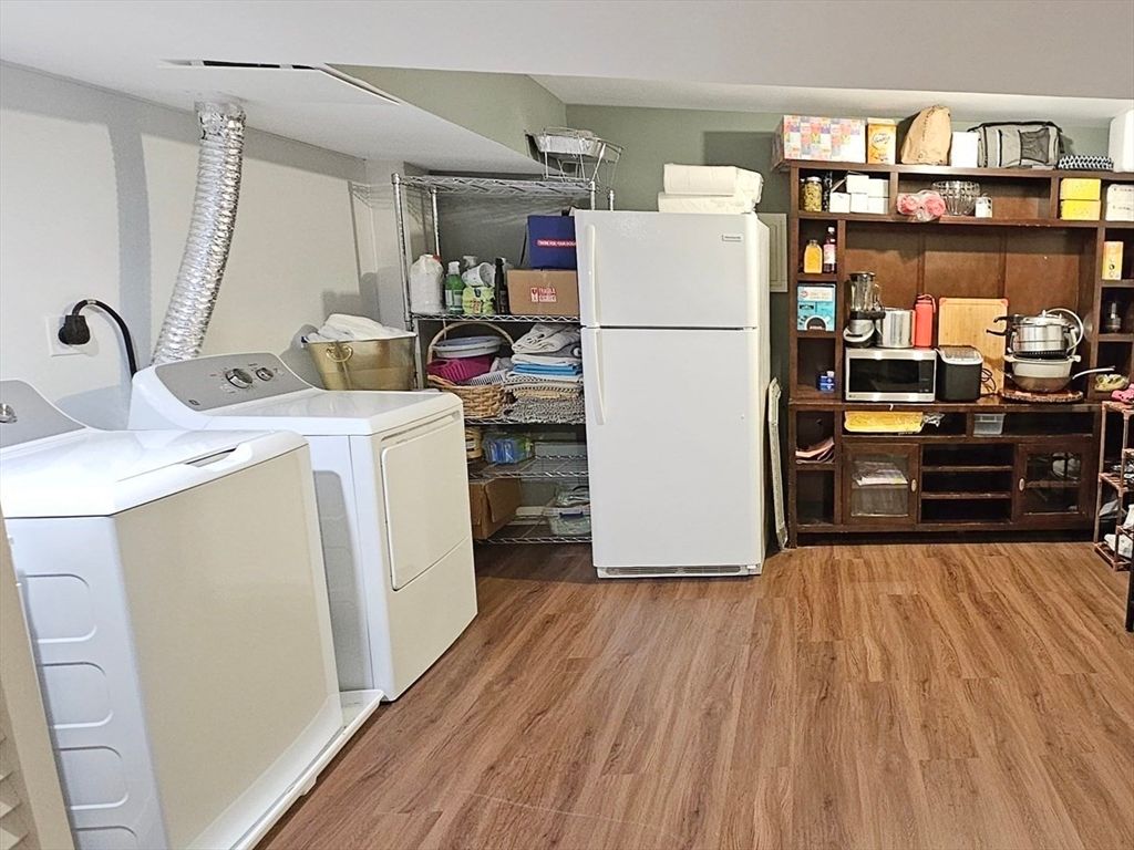 Interior, Washer, Wood Texture Flooring