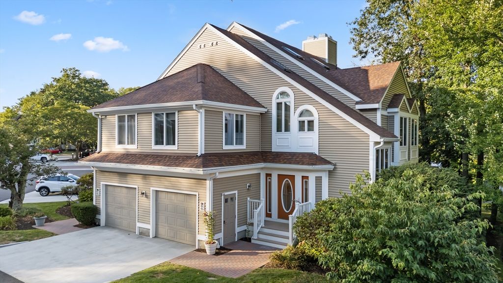 Attached, Exterior, Facade, Queen Anne Victorian