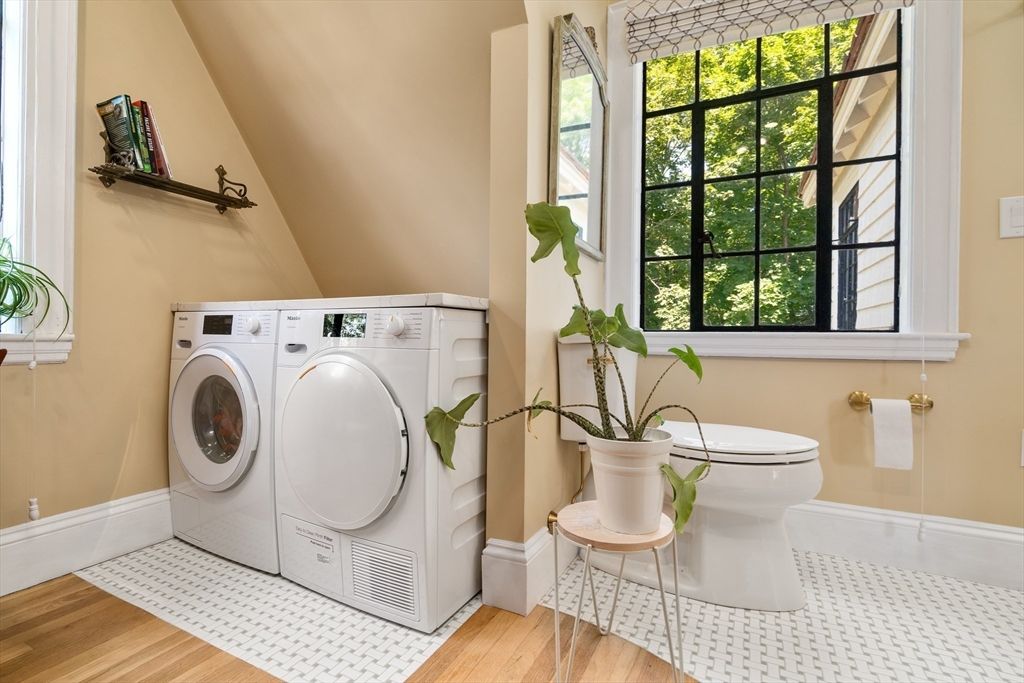 Interior, Washer, Wood Texture Flooring