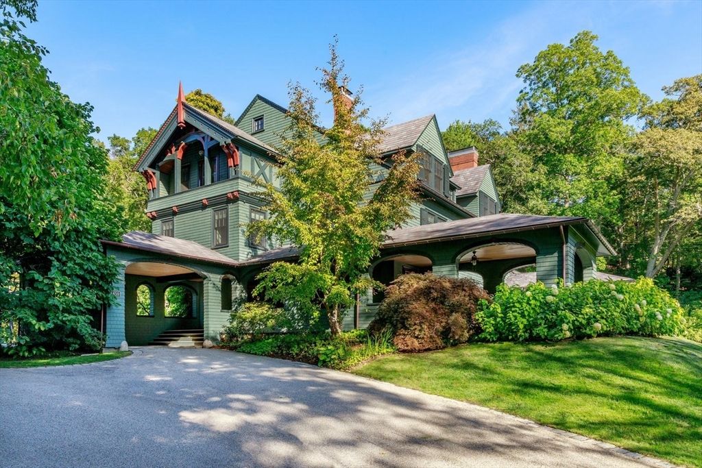 Backyard, Exterior, Facade, Queen Anne Victorian