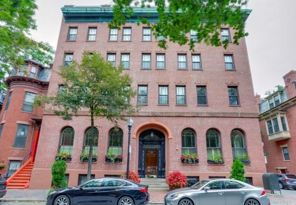 Exterior, Facade, Brick Facade, Rowhouse