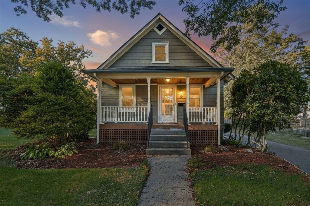 Exterior, Facade, Queen Anne Victorian