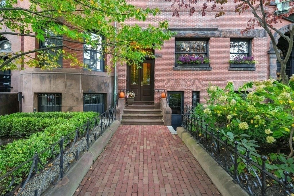 Exterior, Facade, Brick Facade, Rowhouse