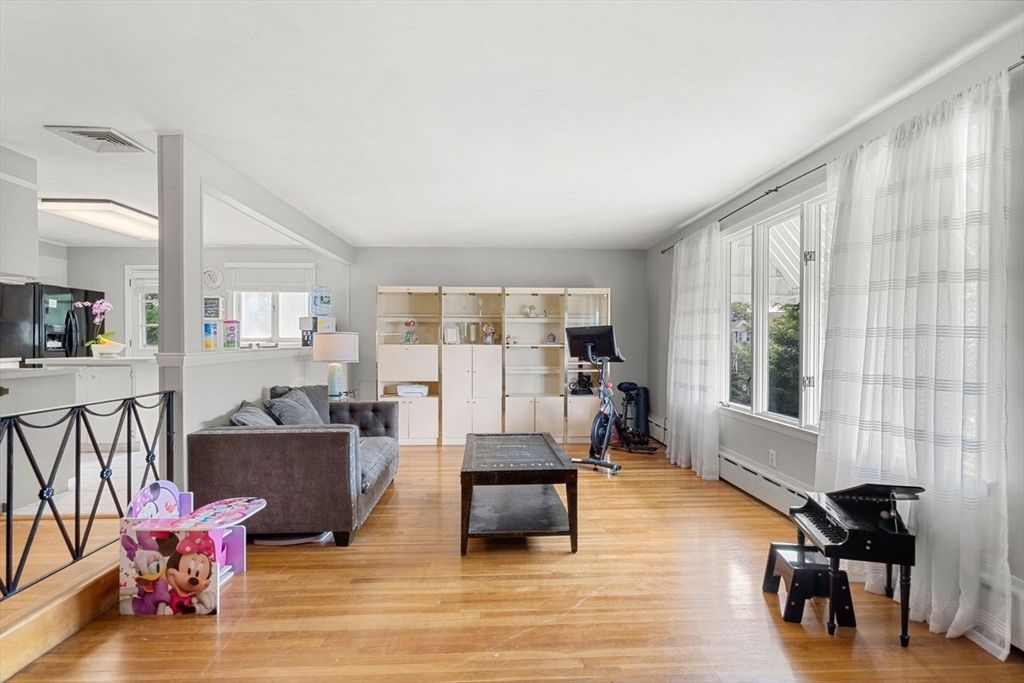 Fitness Equipment, Interior, Living room, Piano, Wood Texture Flooring