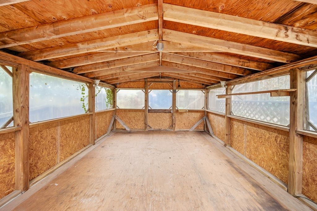 Empty room, Interior, Wooden Beams, Wooden Ceilings