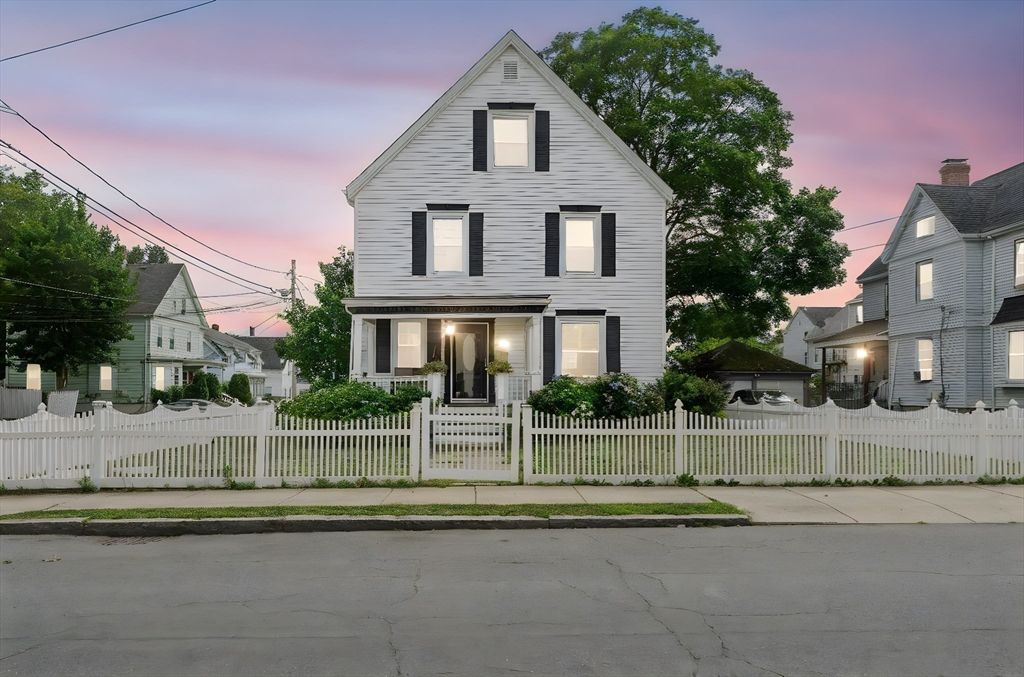 Exterior, Facade, Queen Anne Victorian