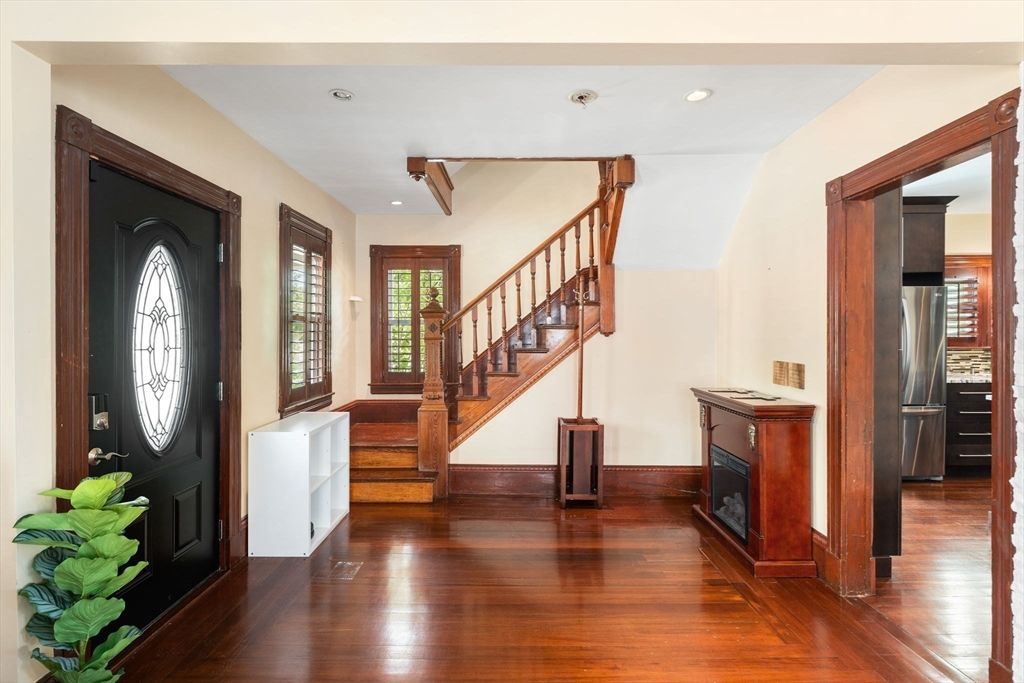 Interior, Recessed Lighting, Wood Texture Flooring