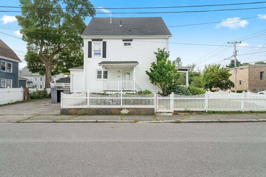 Exterior, Facade, Queen Anne Victorian