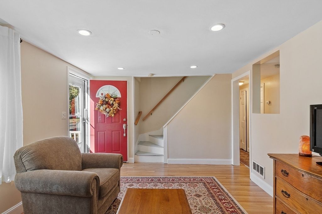 Interior, Recessed Lighting, Wood Texture Flooring