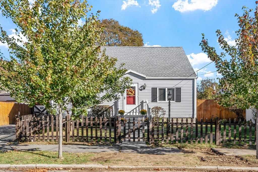 Exterior, Facade, Cape Cod