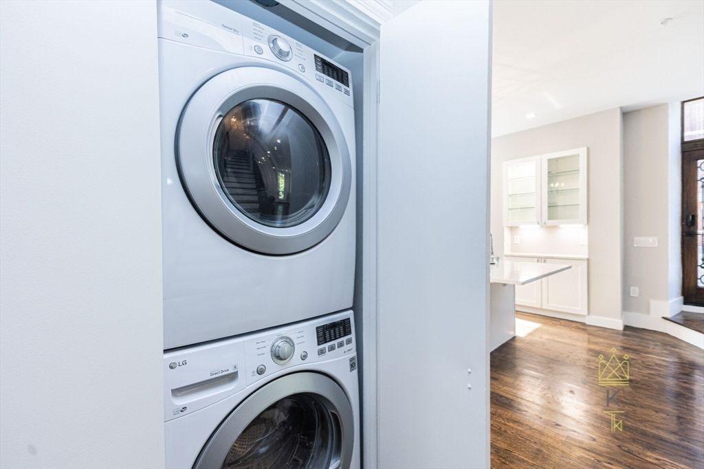 Interior, Utility Closets, Washer, Wood Texture Flooring