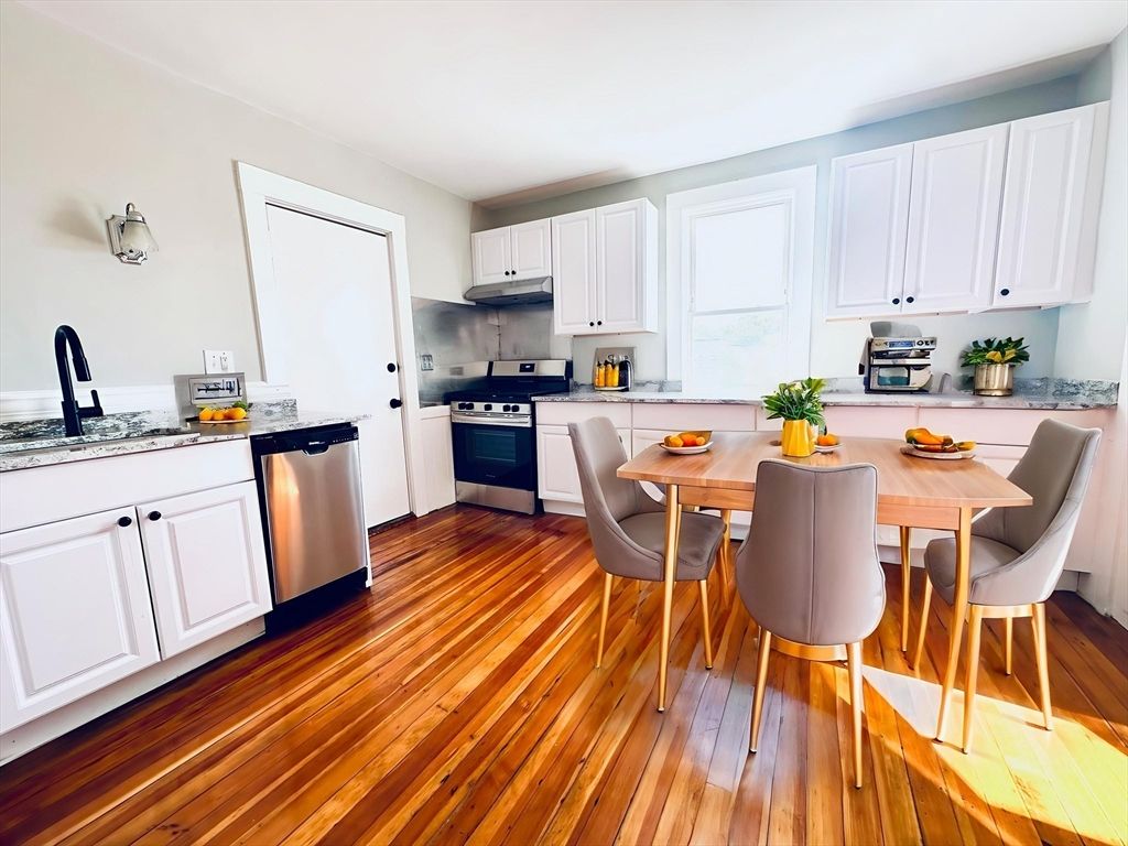 Dining room, Interior, Kitchen, Stainless Steel Appliances, Wood Texture Flooring