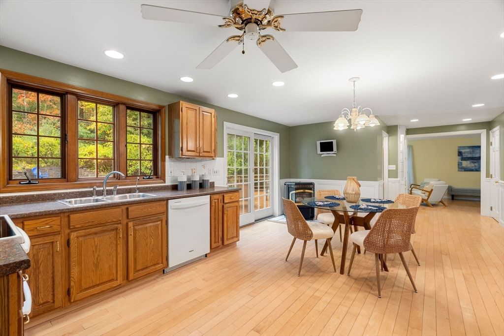 Chandelier, Dining room, Interior, Kitchen, Recessed Lighting, Wood Texture Flooring