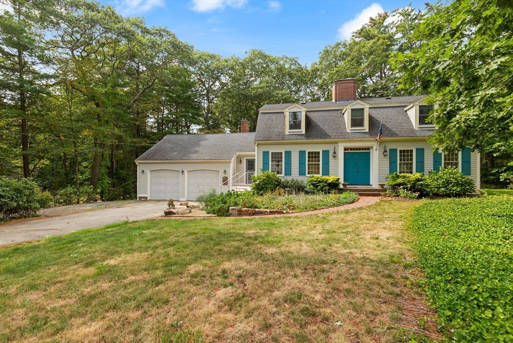 Attached, Exterior, Facade, Cape Cod