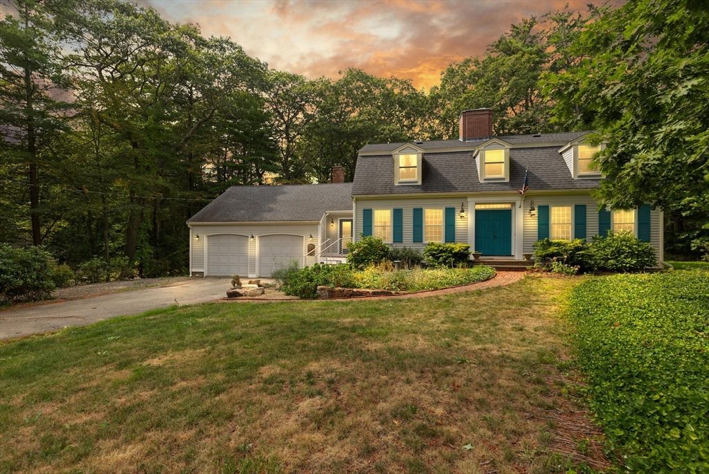 Attached, Exterior, Facade, Cape Cod