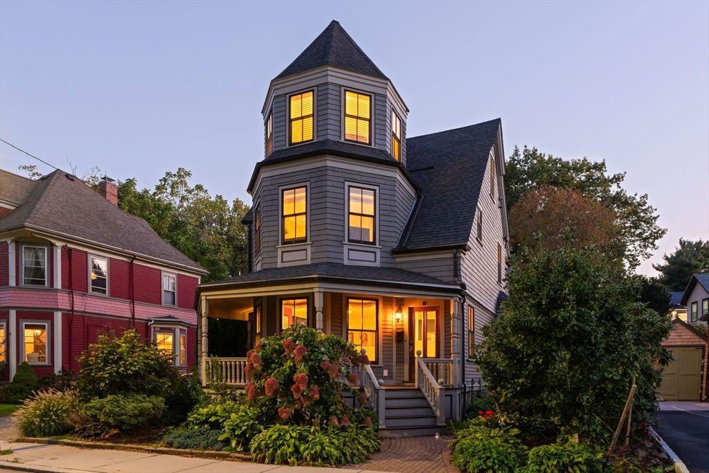Exterior, Facade, Queen Anne Victorian