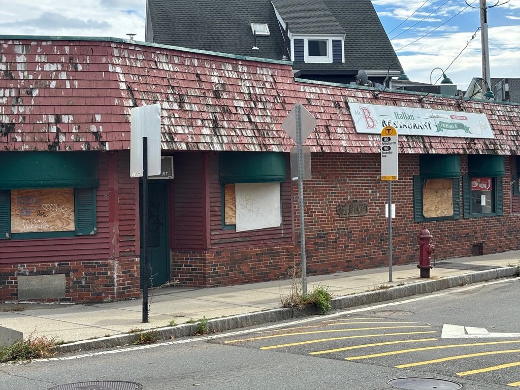 Exterior, Facade, Brick Facade, Rowhouse