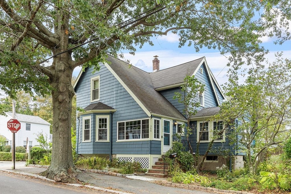 Exterior, Facade, Queen Anne Victorian